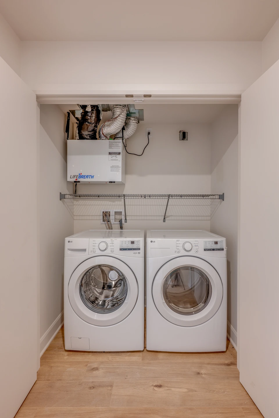 Espace buanderie avec laveuse et sécheuse
