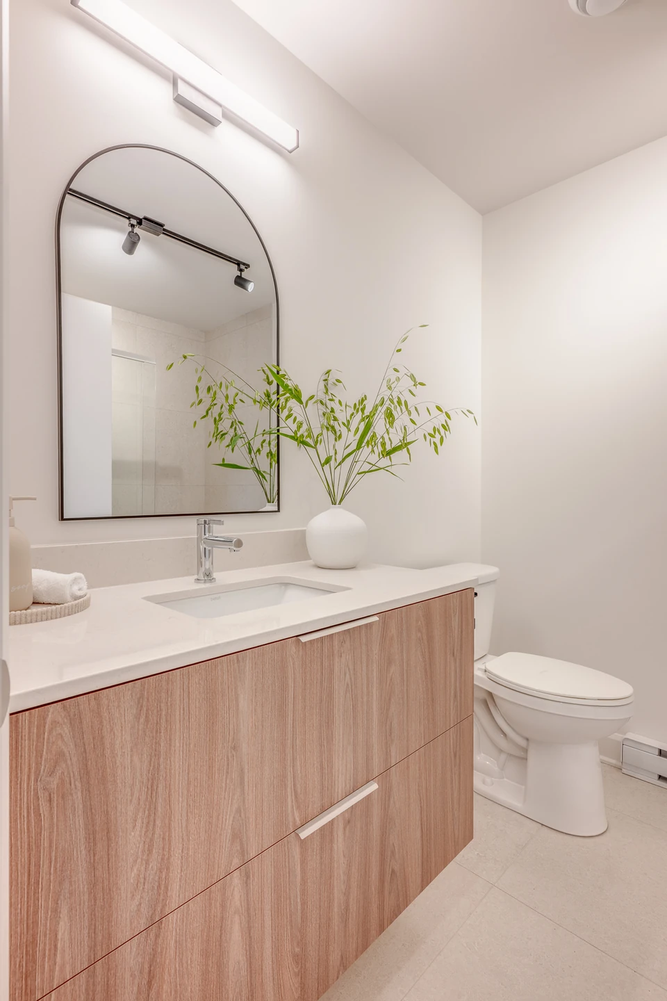 Meuble-lavabo en bois et miroir arrondi