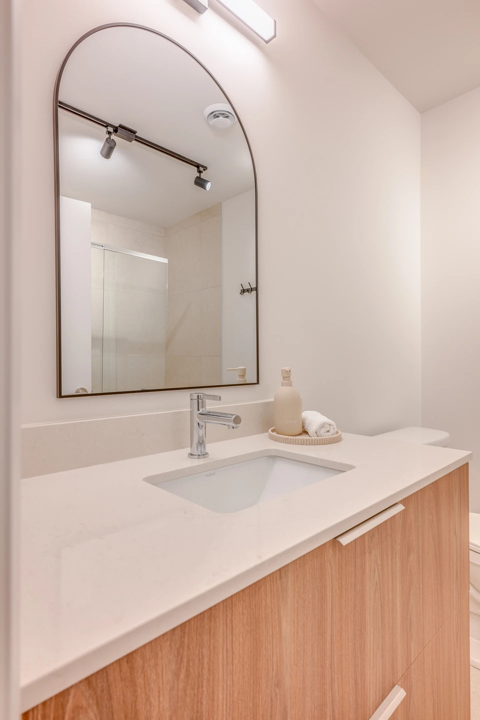Détail du lavabo et du miroir de la salle de bain