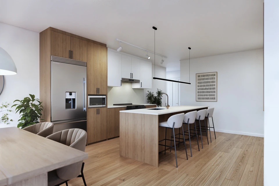 Cuisine lumineuse avec comptoirs blancs et armoires en bois